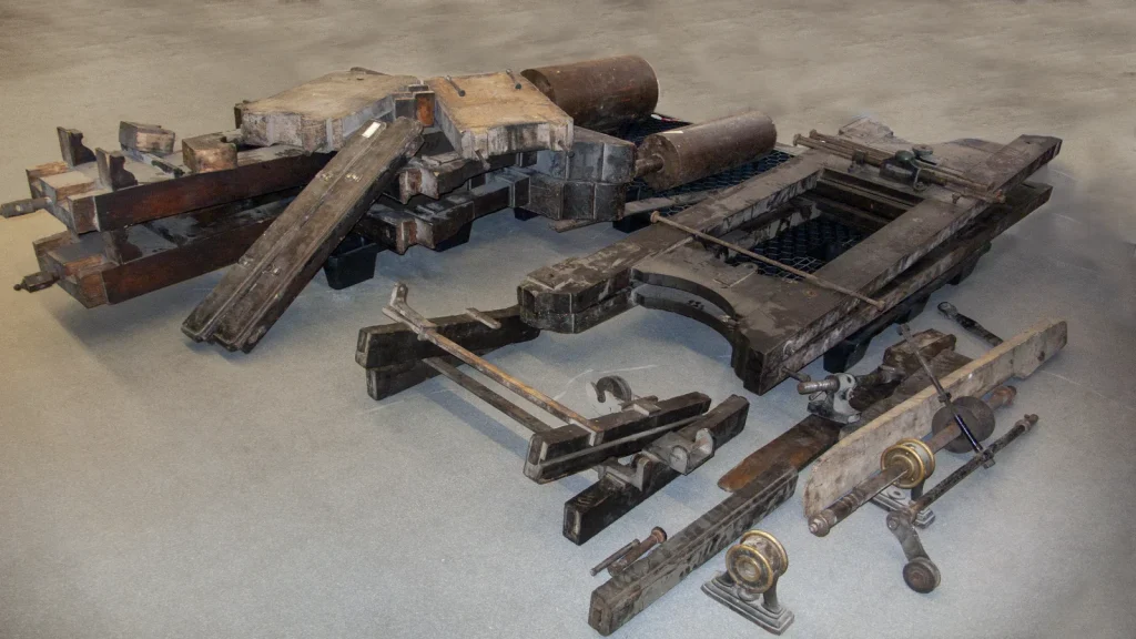 Prensa litográfica del XIX y tórculo del XVIII antes de su restauración