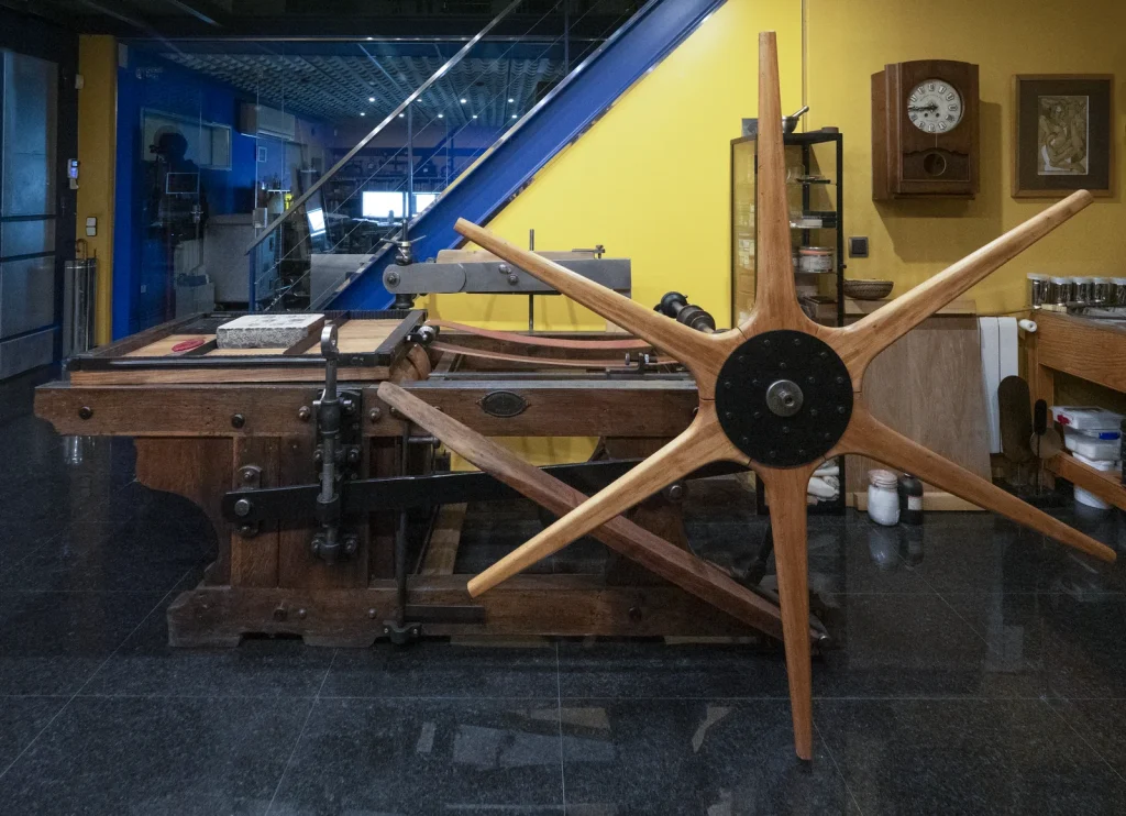 Prensa litográfica histórica en el taller de Radical'Art